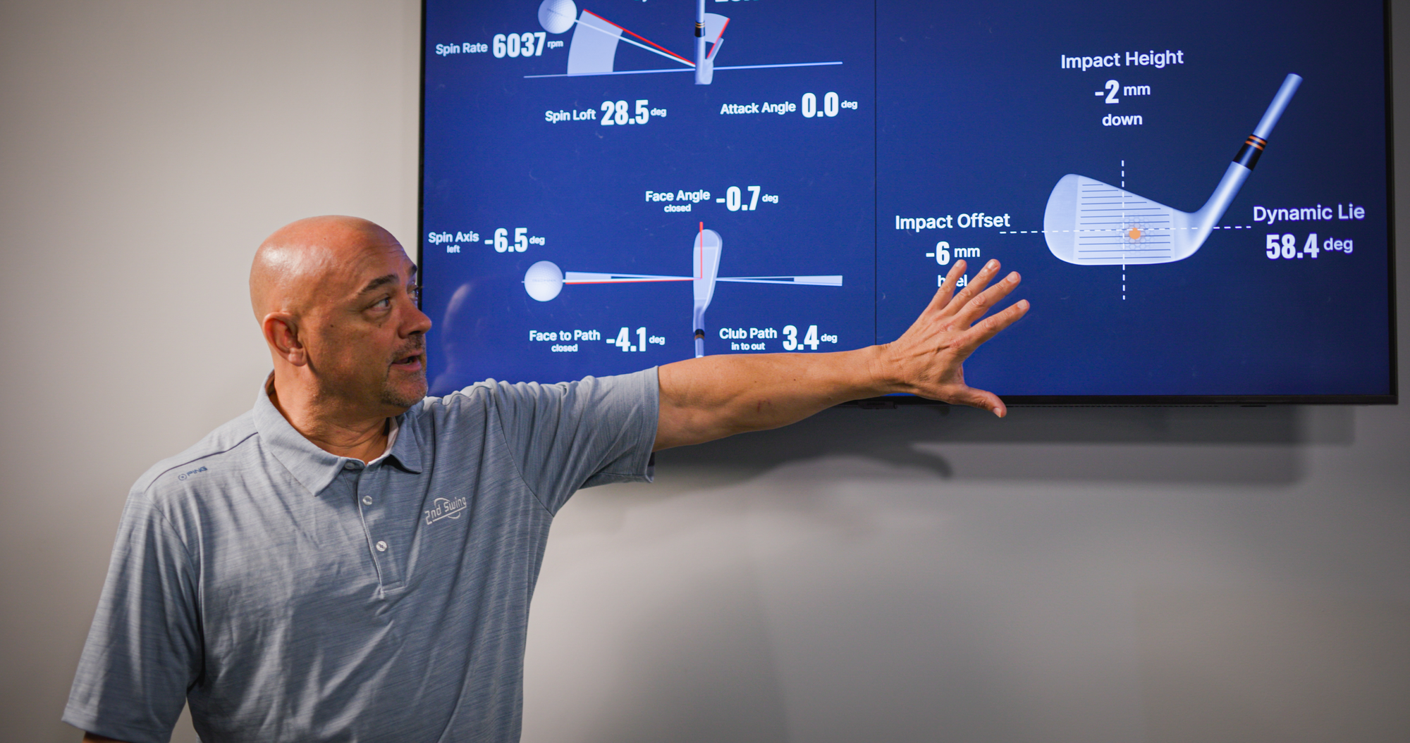 a master fitter gesturing some data